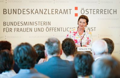 Am 19. Juni 2013 lud Frauenministerin Gabriele Heinisch-Hosek (im Bild) zur Verleihung des Johanna-Dohnal Preises 2013 ins Bundeskanzleramt.