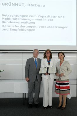Am 5. Juli 2013 übergab Frauenministerin Gabriele Heinisch-Hosek Dekrete an die Teilnehmerinnen und Teilnehmer des Lehrgangs Public Management.