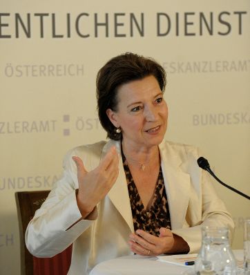 Am 15. Juli 2013 gab Frauenministerin Gabriele Heinisch-Hosek (im Bild) eine Pressekonferenz zu "5 Jahren erfolgreiche Frauenpolitik".