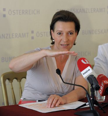 Am 19. Juli 2013 präsentierte Frauenministerin Gabriele Heinisch-Hosek (im Bild) gemeinsam mit Christina Matzka das 6. Frauenbarometer mit den Schwerpunkten „Beruflicher Wiedereinstieg, Überstunden und betriebliche Gesundheitsvorsorge“.