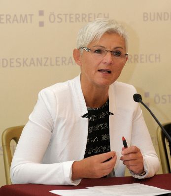 Am 3. September 2013 präsentierte Sektionschefin Ines Stilling gemeinsam mit der Geschäftsführerin der Autonomen Frauenhäuser Österreich Maria Rösslhumer (im Bild) die neue Kampagne der Frauenhelpline gegen Gewalt.