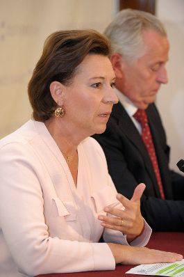 Am 9. September 2013 gab Frauenministerin Gabriele Heinisch-Hosek (l.) gemeinsam mit Sozialminister Rudolf Hundstorfer (r.) eine Pressekonferenz zum Thema „Faire Teilzeit – gerechte Entlohnung“.