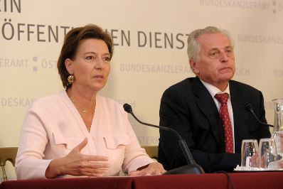 Am 9. September 2013 gab Frauenministerin Gabriele Heinisch-Hosek (l.) gemeinsam mit Sozialminister Rudolf Hundstorfer (r.) eine Pressekonferenz zum Thema „Faire Teilzeit – gerechte Entlohnung“.