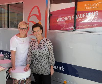 Am 10. September 2013 besuchte Frauenministerin Gabriele Heinisch-Hosek den Wiener Frauenbus, die mobile Beratungsstelle der Frauenabteilung der Stadt Wien. Im Bild (r.) mit Stadträtin Sandra Frauenberger (l.).
