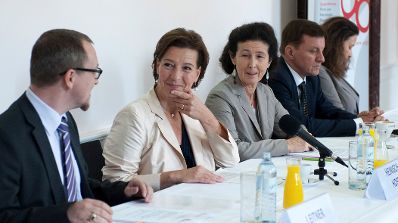 Am 16. September 2013 nahm Frauenministerin Gabriele Heinisch-Hosek (2.v.l.) an einer Pressekonferenz zum Thema "Verhütungsvielfalt und Gesundheitskompetenz spielerisch entdecken" teil.
