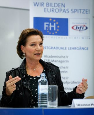 Am 23. September 2013 präsentierte Frauenministerin Gabriele Heinisch-Hosek (im Bild) das "Babymonat" an der Fachhochschule des bfi Wien GmbH.