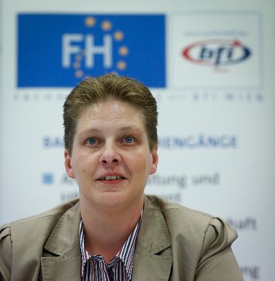 Am 23. September 2013 präsentierte Frauenministerin Gabriele Heinisch-Hosek das "Babymonat" an der Fachhochschule des bfi Wien GmbH. Im Bild die Vorsitzende des Betriebsrates der FH des bfi Wien Michaela Diasek.