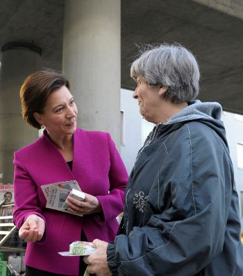 Am 8. Oktober 2013 nahm Frauenministerin Gabriele Heinisch-Hosek (l.) an der Verteileraktion der Gewerkschaft vida anlässlich des bundesweiten Equal Pay Days teil.