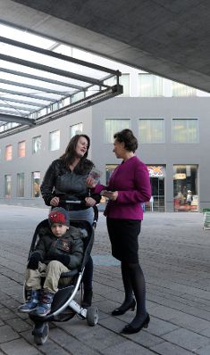Am 8. Oktober 2013 nahm Frauenministerin Gabriele Heinisch-Hosek (r.) an der Verteileraktion der Gewerkschaft vida anlässlich des bundesweiten Equal Pay Days teil.