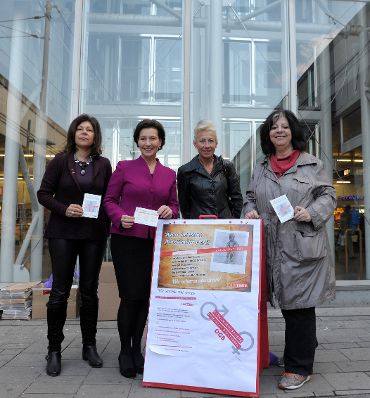 Am 8. Oktober 2013 nahm Frauenministerin Gabriele Heinisch-Hosek (2.v.l.) an der Verteileraktion der Gewerkschaft vida anlässlich des bundesweiten Equal Pay Days teil.