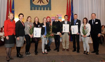 Am 15. Oktober 2013 nahm Frauenministerin Gabriele Heinisch-Hosek an der Verleihung des Amazone Awards des Vereins Spungbrett teil. Im Bild mit allen teilnehmenden Betrieben der Kategorie "Mittelbetriebe".