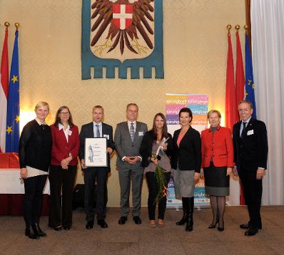 Am 15. Oktober 2013 nahm Frauenministerin Gabriele Heinisch-Hosek an der Verleihung des Amazone Awards des Vereins Spungbrett teil. Im Bild mit den Gewinnerinnen und Gewinnern des Amazone Awards in der Kategorie "Mittelbetriebe".