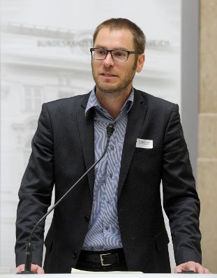 Am 17. Oktober 2013 überreichte Andreas Buchta-Kadanka (im Bild) in Vertretung für Frauenministerin Gabriele Heinisch-Hosek das CAF-Gütesiegel an die Bezirkshauptmannschaft Rohrbach.
