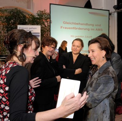 Am 23. Oktober 2013 eröffnete Frauenministerin Gabriele Heinisch-Hosek (r.) die AMS-Tagung „Gleichbehandlung und Frauenförderung im AMS".