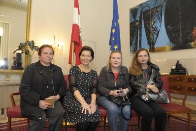 Am 26. Oktober 2013 empfing Frauenministerin Gabriele Heinisch-Hosek im Rahmen des Nationalfeiertages Besucherinnen und Besucher im Bundeskanzleramt.