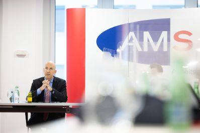 Am 16. Dezember 2021 nahm Bundesminister Martin Kocher (im Bild) an einer Gesprächsrunde mit Geschäftsführern des AMS teil.
