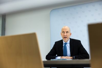 Am 20. Dezember 2021 nahm Bundesminister Martin Kocher (im Bild) an einer Videokonferenz teil.