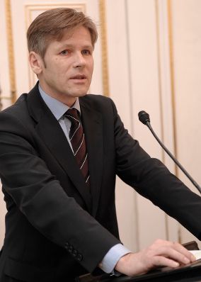 Am 3. Dezember 2009 eröffnete Staatssekretär Josef Ostermayer die Enquete zur Reform des Volksgruppengesetzes im Bundeskanzleramt.
