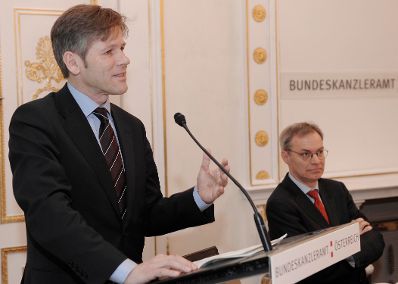 Am 3. Dezember 2009 eröffnete Staatssekretär Josef Ostermayer (L) die Enquete zur Reform des Volksgruppengesetzes im Bundeskanzleramt.