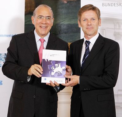 Am 17. September 2010 traf Staatssekretär Josef Ostermayer (R) den OECD-Generalsekretär Angel Gurria (L) zu einem Arbeitsgespräch im Bundeskanzleramt.
