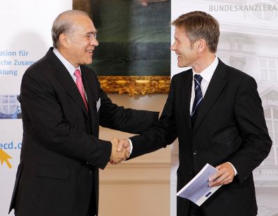 Am 17. September 2010 traf Staatssekretär Josef Ostermayer (R) den OECD-Generalsekretär Angel Gurria (L) zu einem Arbeitsgespräch im Bundeskanzleramt.