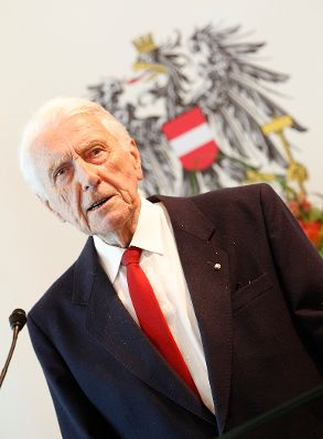 Am 19. Juli 2011 zeichnete Staatssekretär Josef Ostermayer Funktionäre des "Bundes Sozialdemokratischer Freiheitskämpfer/innen" aus. Im Bild mit Hugo Pepper dem das Goldene Verdienstzeichen der Republik Österreich überreicht wurde.