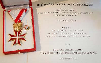 Am 22. Juni 2011 überreichte Staatssekretär Josef Ostermayer drei österreichischen Journalisten Ehrenzeichen für Verdienste um die Republik Österreich.