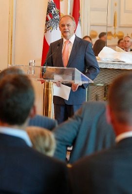 Am 22. Juni 2011 überreichte Staatssekretär Josef Ostermayer drei österreichischen Journalisten Ehrenzeichen für Verdienste um die Republik Österreich. Im Bild Sektionschef Manfred Matzka bei seinen Begrüßungsworten.