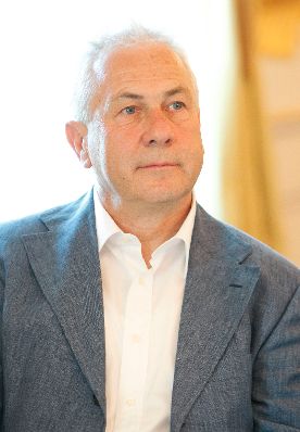 Am 22. Juni 2011 überreichte Staatssekretär Josef Ostermayer dem österreichischen Journalisten Franz Kössler (im Bild) das Silberne Ehrenzeichen für Verdienste um die Republik Österreich.