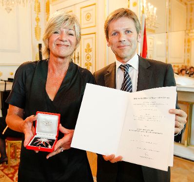Am 22. Juni 2011 überreichte Staatssekret0r Josef Ostermayer (r.) der österreichischen Journalistin Ilse Brandner-Radinger (l.) das Große Ehrenzeichen für Verdienste um die Republik Österreich.