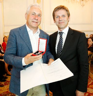Am 22. Juni 2011 überreichte Staatssekretär Josef Ostermayer (r.) dem österreichischen Journalisten Franz Kössler (l.) das Silberne Ehrenzeichen für Verdienste um die Republik Österreich.
