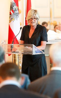 Am 22. Juni 2011 überreichte Staatssekretär Josef Ostermayer der österreichischen Journalistin Ilse Brandner-Radinger (im Bild) das Große Ehrenzeichen für Verdienste um die Republik Österreich.