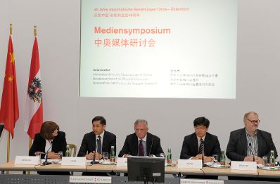 Am 14. September 2011 fand das Mediensymposium Österreich-China in Wien statt. Im Bild (v.l.n.r.) Margaretha Kopeinig (Moderation), Fang Xiangsheng (Tageszeitung Guangming), Kurt Seinitz (Kronen Zeitung), Wang Baokun (Tageszeitung Jingji), Helmut Opletal (Universität Wien).