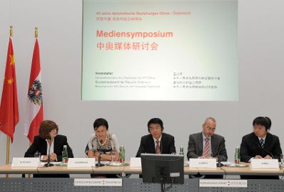 Am 14. September 2011 fand das Mediensymposium Österreich-China in Wien statt. Im Bild (v.l.n.r.) Margaretha Kopeinig (Moderation), Cornelia Vospernik (ORF), Luo Hua (Tageszeitung Renmin), Franco Algieri (Austria Institut für Europa- und Sicherheitspolitik), Wang Wen (Tageszeitung Global Times).