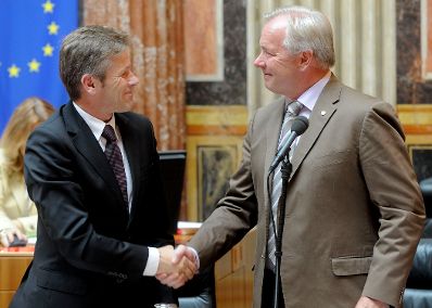 Am 21. Juli 2011 wurde die Novelle zum Volksgruppengesetz vom Bundesrat beschlossen. Im Bild Staatssekretär Josef Ostermayer (l.) mit Kärntens Landeshauptmann Gerhard Dörfler (r.).