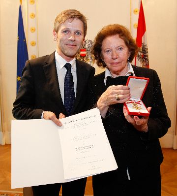 Am 12. Oktober 2011 überreichte Staatssekretär Josef Ostermayer (l.) der Widerstandskämpferin Käthe Sasso (r.) das Goldene Verdienstzeichen der Republik Österreich.