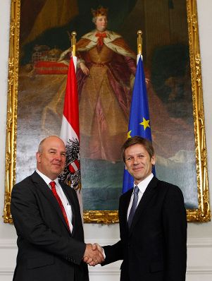 Am 6. Juni 2012 empfing Staatssekretär Josef Ostermayer (r.) den Menschenrechtskommissar des Europarates Nils Muižnieks (l.) zu einem Gespräch im Bundeskanzleramt.