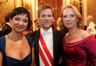 Am 7. Februar 2013 fand der Wiener Opernball statt. Im Bild (v.r.n.l.) Verkehrsministerin Doris Bures und Staatssekretär Josef Ostermayer mit Ehefrau Manuela.
