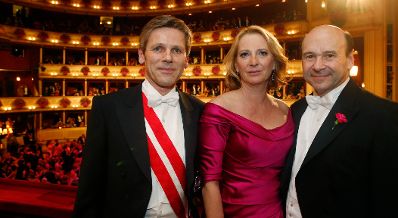 Am 7. Februar 2013 fand der Wiener Opernball statt. Im Bild (v.l.n.r.) Staatssekretär Josef Ostermayer, Verkehrsministerin Doris Bures und Operndirektor Dominique Meyer.