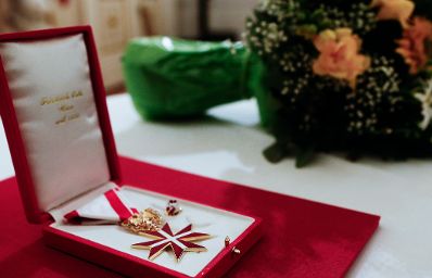 Am 13. März 2013 überreichte Staatssekretär Josef Ostermayer das Goldene Ehrenzeichen für Verdienste um die Republik Österreich an Hans Gasser im Bundeskanzleramt.