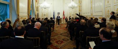 Am 13. März 2013 überreichte Staatssekretär Josef Ostermayer (im Bild) das Goldene Ehrenzeichen für Verdienste um die Republik Österreich an Hans Gasser im Bundeskanzleramt.