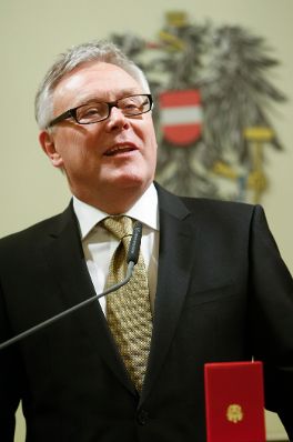 Am 13. März 2013 überreichte Staatssekretär Josef Ostermayer das Goldene Ehrenzeichen für Verdienste um die Republik Österreich an Hans Gasser (im Bild) im Bundeskanzleramt.