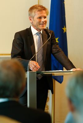 Am 19. Juli 2013 überreichte Staatssekretär Josef Ostermayer (im Bild) das Goldene Ehrenzeichen für Verdienste um die Republik Österreich an Michael Kerbler, Leiter der Ö1-Sendereihe "Im Gespräch".