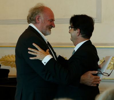 Am 19. Juli 2013 überreichte Staatssekretär Josef Ostermayer das Goldene Ehrenzeichen für Verdienste um die Republik Österreich an Michael Kerbler, Leiter der Ö1-Sendereihe "Im Gespräch".