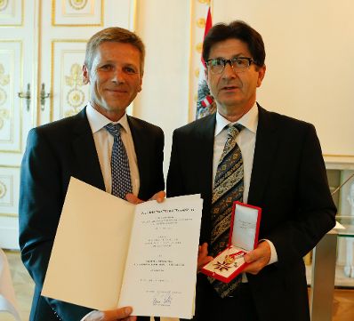 Am 19. Juli 2013 überreichte Staatssekretär Josef Ostermayer (l.) das Goldene Ehrenzeichen für Verdienste um die Republik Österreich an Michael Kerbler (r.), Leiter der Ö1-Sendereihe "Im Gespräch".