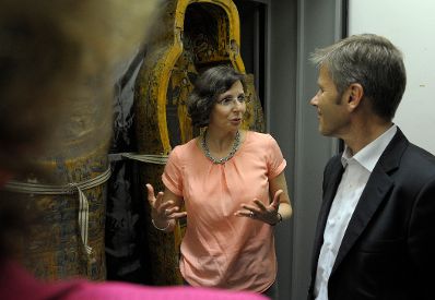 Am 15. Juli 2014 warf Bundesminister Josef Ostermayer (r.) mit den Gewinnern des „Ideas4future“-Wettbewerbs einen Blick hinter die Kulissen des Kunsthistorischen Museums.