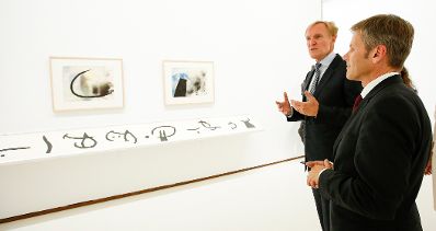 Am 11. September 2014 besuchte Kunst- und Kulturminister Josef Ostermayer (r.) die Eröffnung der Ausstellung "Miró - Von der Erde zum Himmel" in der Albertina. Im Bild mit dem Direktor der Albertina Klaus Albrecht Schröder (l.).