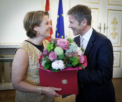 Am 16. September 2014 überreichte Kunst- und Kulturminister Josef Ostermayer (r.) die Urkunde, mit der Gesangssolistin Bernarda Fink (l.) der Berufstitel Kammersängerin verliehen wurde.