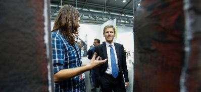 Am 2. Oktober 2014 besuchte Kunst- und Kulturminister Josef Ostermayer (r.) die Vienna International Art Fair.
