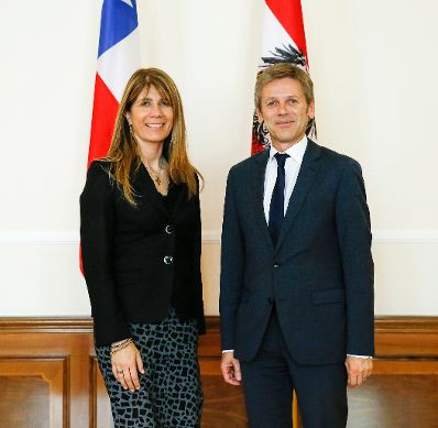 Am 10. Oktober 2014 trifft Kanzleramtsminister Josef Ostermayer (r.) die Präsidialamtsministerin der Republik Chile Ximena Rincón González (l.) zu einem Arbeitsgespräch im Bundeskanzleramt.